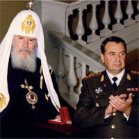 Рис. 3. Церемония вручения знака, диплома и облачения в мантию почетного доктора Военно-медицинской академии Патриарха Алексия II (1999 г.) (автор мантии – член Союза дизайнеров России, художник Р.И. Юрова)