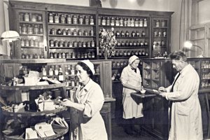 В аптеке (1957)