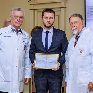 Олег Эдуардович Карпов и Юрий Леонидович Шевченко вручают диплом за 1 место Андрею Олеговичу Мартынову