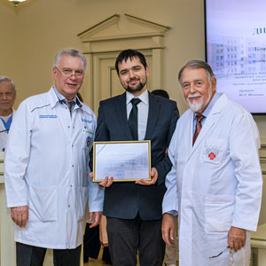 Олег Эдуардович Карпов и Юрий Леонидович Шевченко вручают диплом за 3 место Александру Алексеевичу Кожевникову