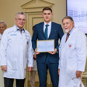 Олег Эдуардович Карпов и Юрий Леонидович Шевченко вручают Специальный приз конкурсной комиссии Никите Андреевичу Гриню