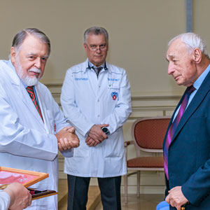 Премия академика Ю.Л. Шевченко «За милосердие и труды» была пожалована почётному доктору Пироговского Центра, д. м. н., профессору Эдуарду Израилевичу Гальперину