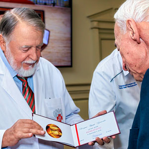 Юрий Леонидович Шевченко вручает премию Эдуарду Израилевичу Гальперину