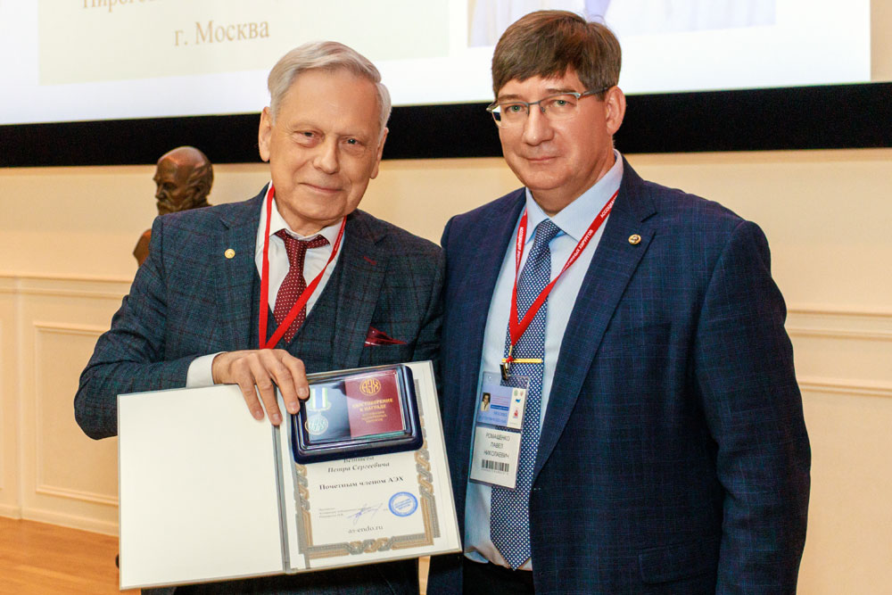 Торжественное награждение ведущих специалистов президентом Ассоциации эндокринных хирургов России Павлом Николаевичем Ромащенко. Профессору Петру Сергеевичу Ветшеву присвоено звание «Почётный член Ассоциации эндокринных хирургов»