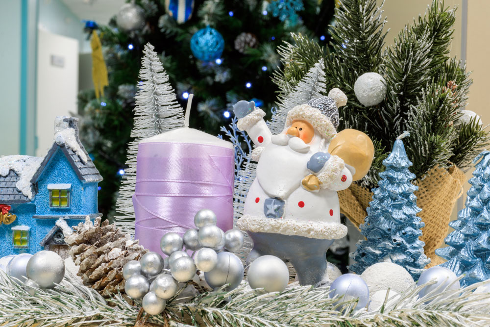 В каждом отделении ёлки с душой украшали всем коллективом