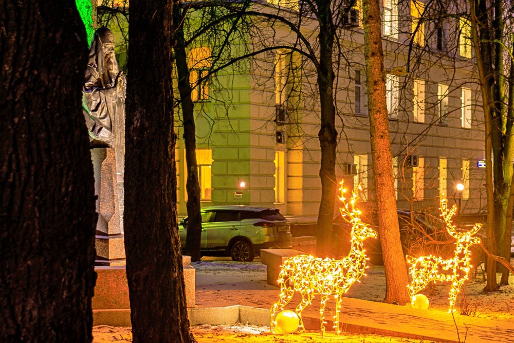 Уличное освещение создаёт атмосферу праздника