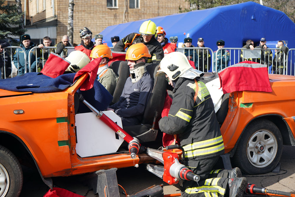 Участникам соревнований необходимо было произвести эвакуацию людей из автомобиля и оказать им первую помощь