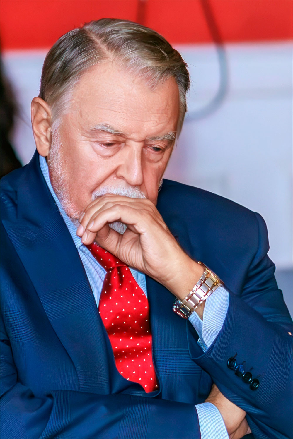 Юрий Леонидович отметил, что за последнее время медицина понесла серьёзные утраты, и призвал зал почтить память ушедших коллег