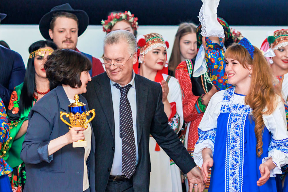 Олег Эдуардович Карпов вручил кубок победителя