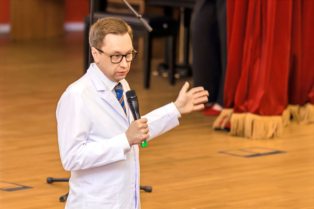 Заместитель генерального директора по научной и образовательной деятельности, к. м. н. Андрей Алексеевич Пулин, выступая с приветственным словом, рассказал об успехах выпускников 2026 года, поздравив их с достижениями