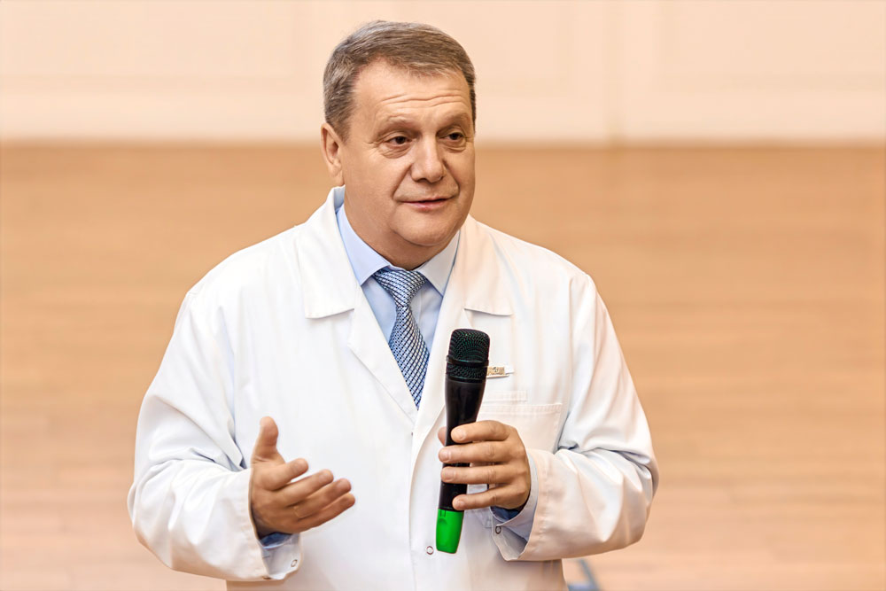 На торжественном мероприятии к выпускникам обратился директор ИУВ Пироговского Центра, заведующий Кафедрой организации медицинской помощи в чрезвычайных ситуациях, д. м. н., профессор, заслуженный врач РФ Михаил Николаевич Замятин