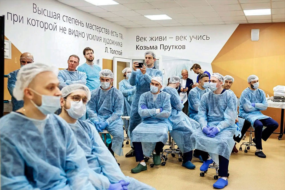 В курсе приняли участие 11 оперирующих хирургов из разных регионов страны, заинтересованных в освоении методики мини-инвазивного доступа и получении нового практического опыта. Общее количество слушателей превысило 40 человек