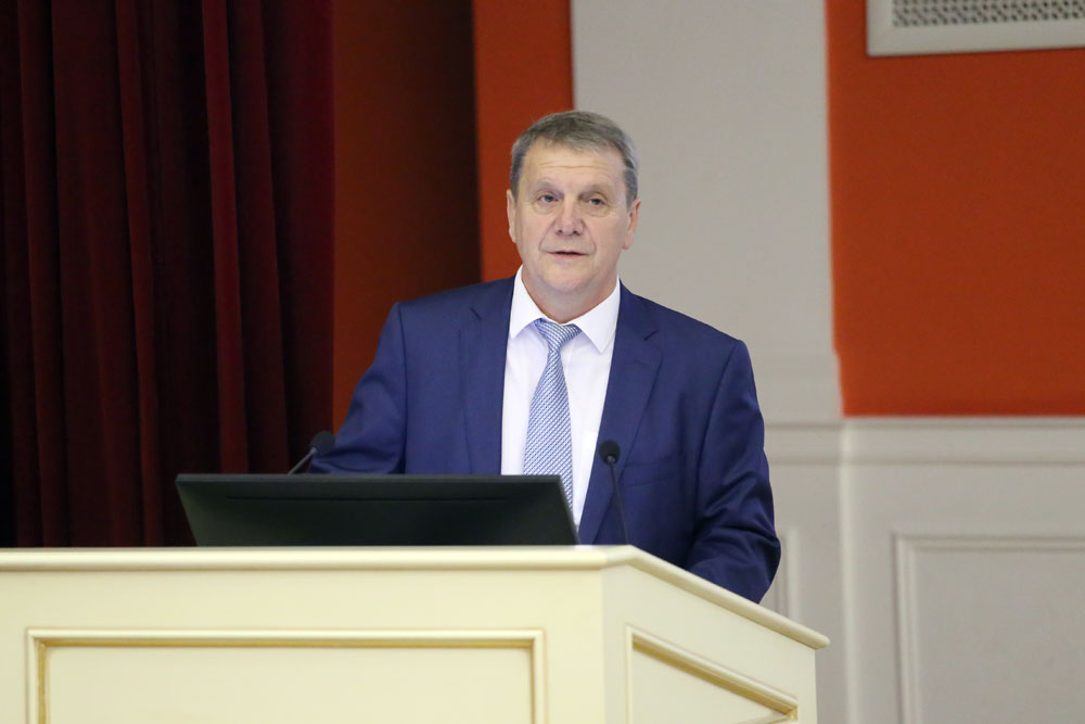 Директор института, заслуженный врач РФ Михаил Николаевич Замятин сердечно поздравил собравшихся
