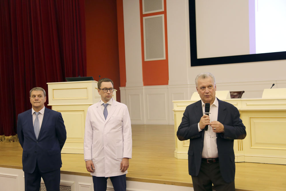 Открыл день знаний академик РАН Олег Эдуардович Карпов, передав самые теплые пожелания от основателя и президента Пироговского Центра, академика РАН Юрия Леонидовича Шевченко