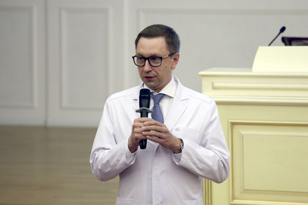 Поприветствовал собравшихся заместитель генерального директора по научной и образовательной деятельности, к. м. н. Андрей Алексеевич Пулин