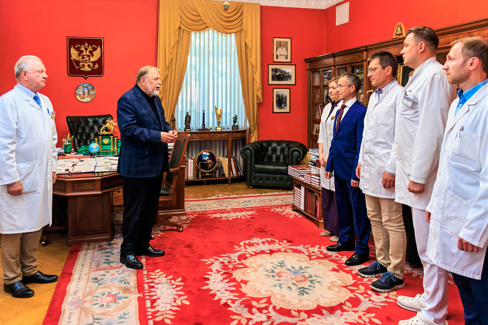 Юрий Леонидович Шевченко и Леонид Дмитриевич Шалыгин поздравляют новых членов Российской академии естественных наук (РАЕН)