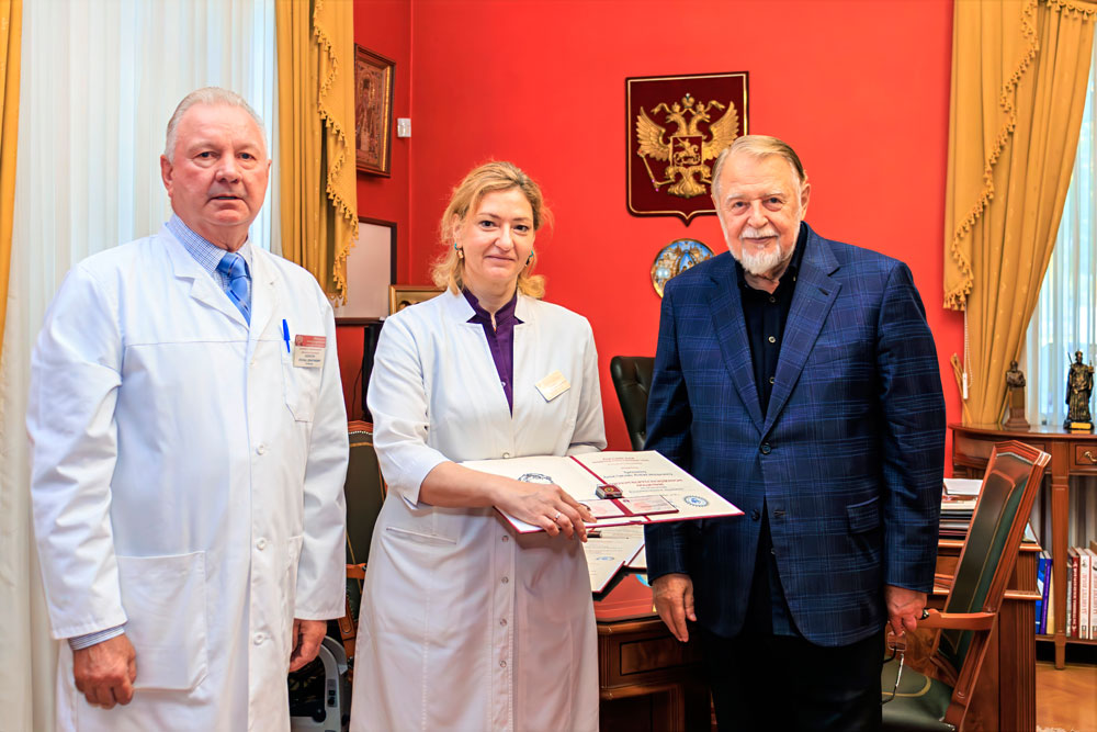 Вручение диплома и знака член-корреспондента РАЕН Анастасии Александровне Трошиной